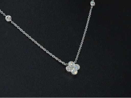 Collier en or blanc avec pendentif trèfle à quatre diamants