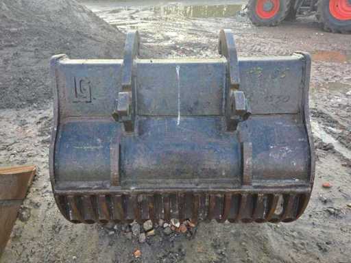 Cobblestone box with teeth