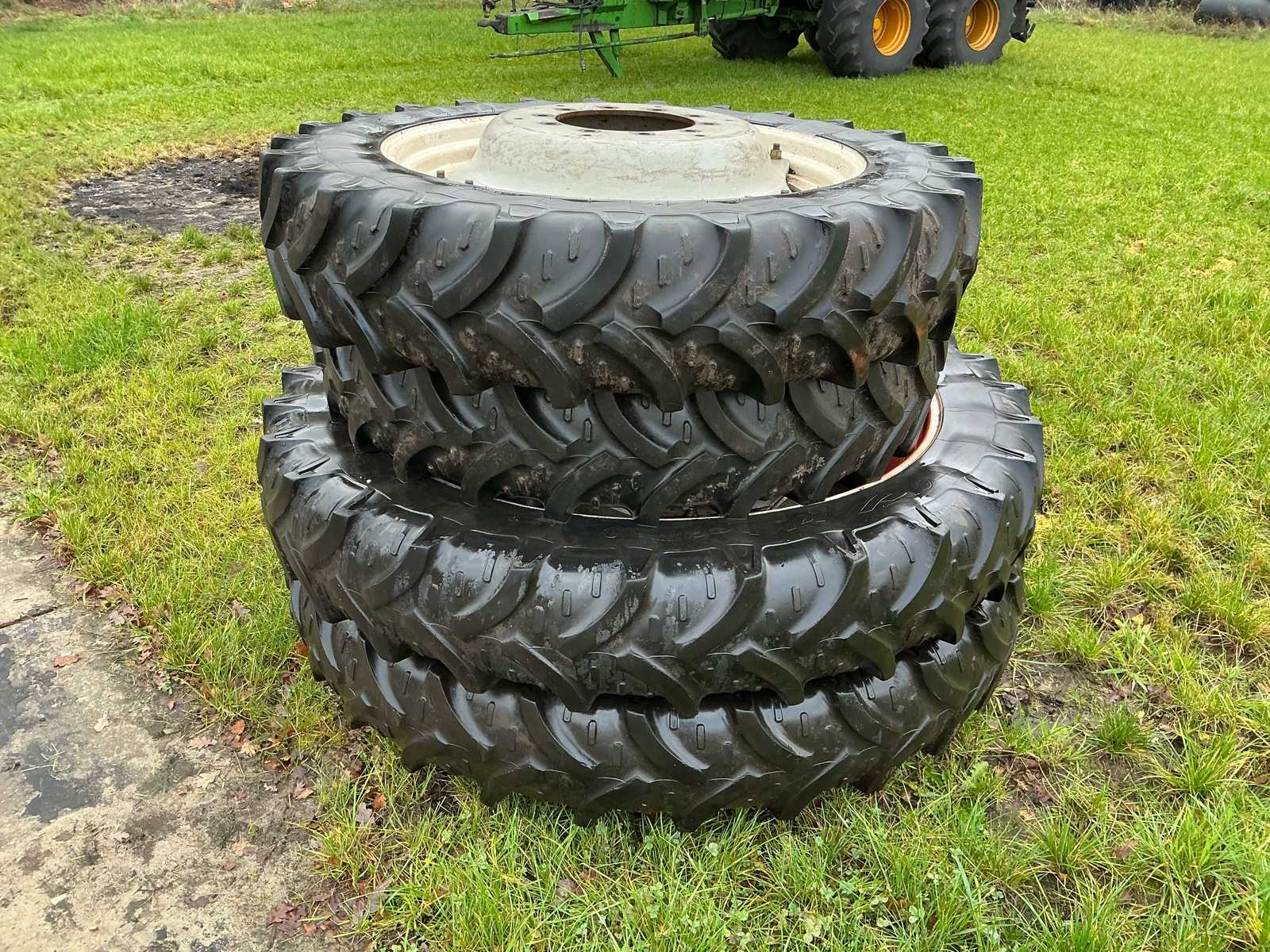 Tractor tyres with rim (4x)