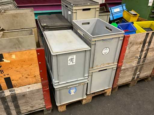 O mul?ime de cutii de atelier din plastic