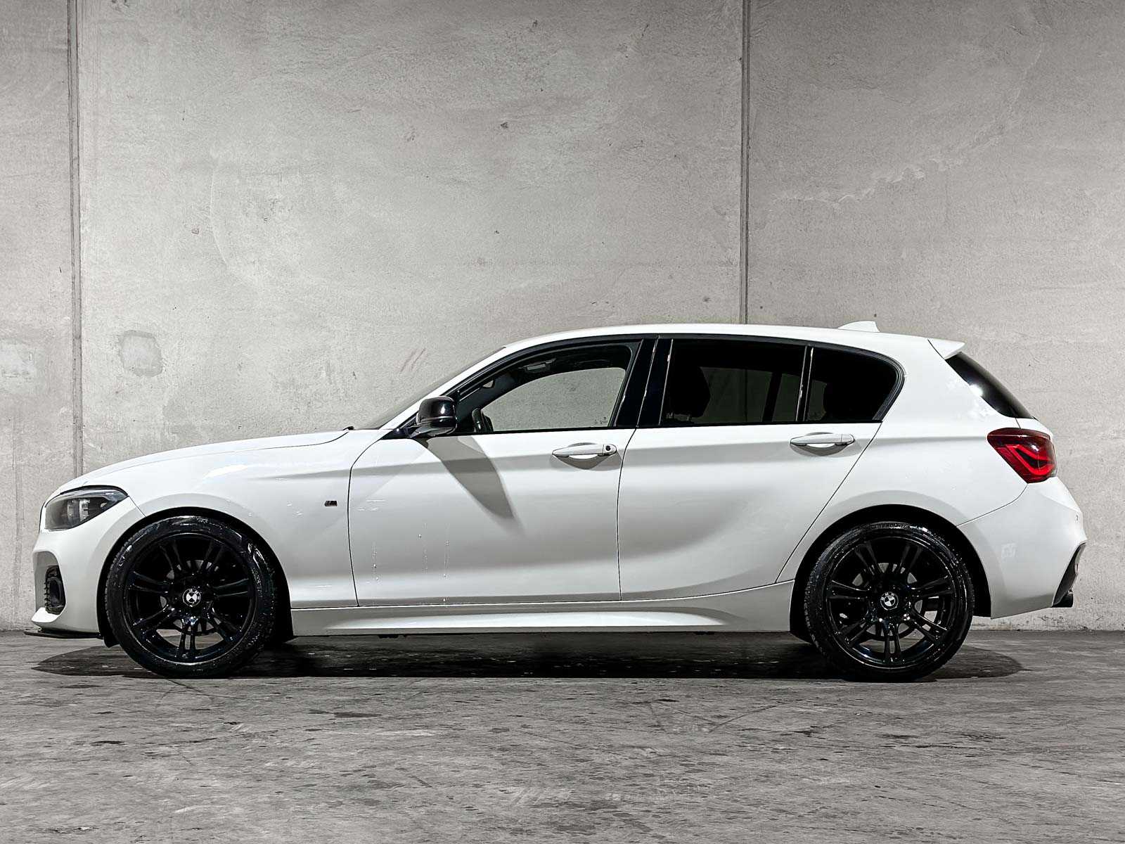 BMW 118i Edition M Sport Shadow High Executive 1-serie 134pk 2019, P-613-RT 