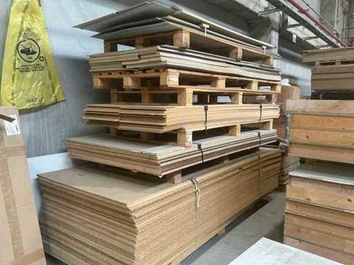 Un număr mare de material din foi de lemn