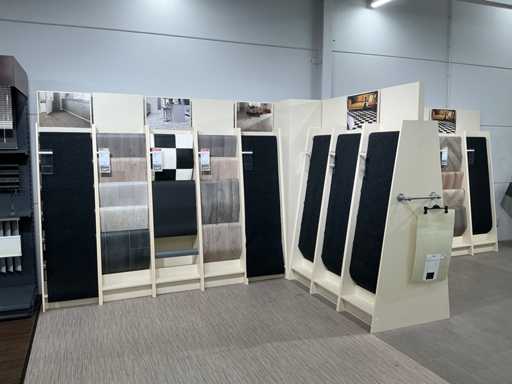 Étagères murales avec moquette et échantillons de vinyle