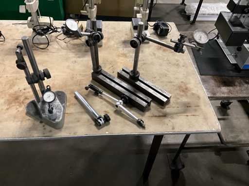 Partij meetstatieven met meetklok