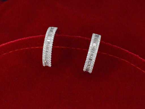 Boucles d’oreilles en or blanc avec diamants