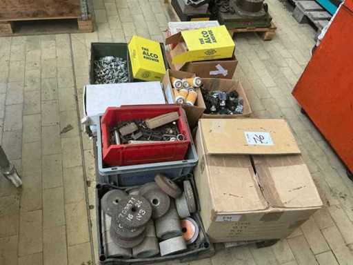 Machines, pièces détachées et stocks d’entrepôt