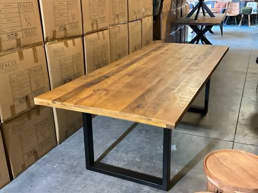 Table à manger grillée