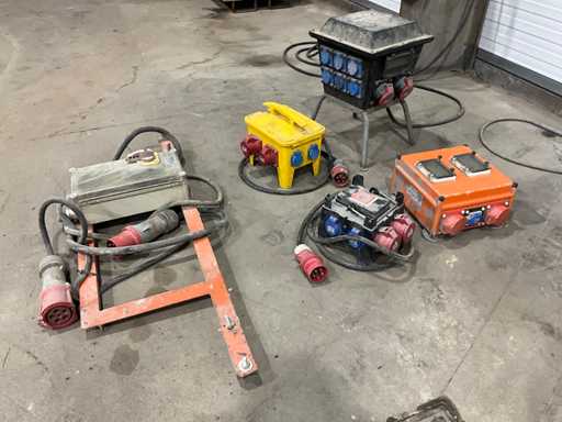 Divers boîtiers de distribution et disjoncteurs (5x)