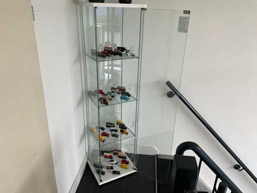 Vitrinekast met miniatuur auto’s