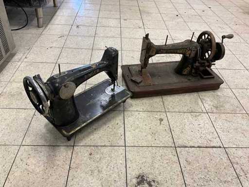 Nostalgische naaimachines (2x)