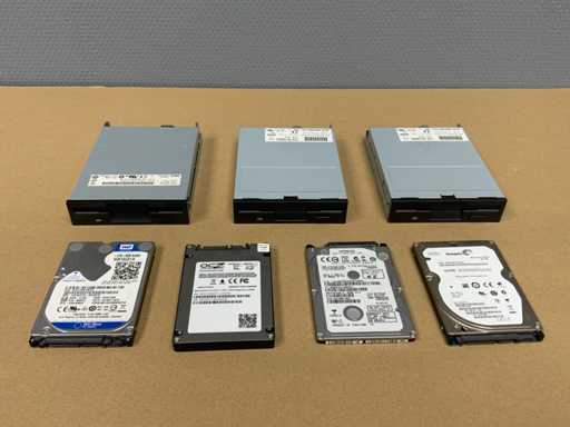 Diverse hard disk-uri și cititor de dischete (7x)