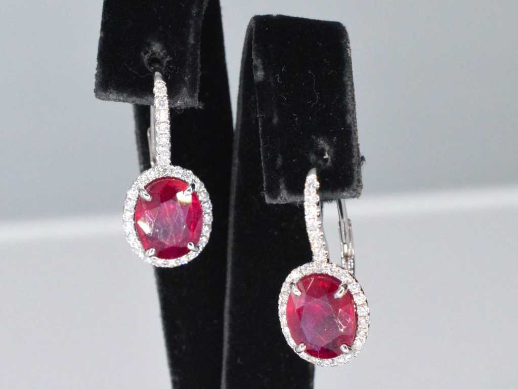 Boucles d’oreilles entourage en or blanc avec diamants et rubis