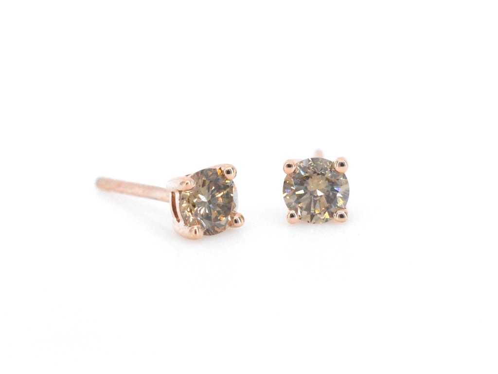 Boucles d’oreilles solitaires en or rose avec diamants cognac