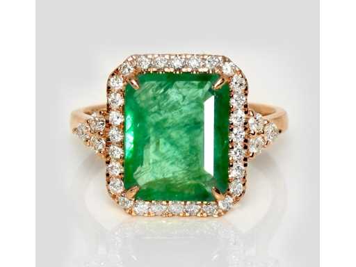 Luxury Ring in Natural Zambia Green Emerald 4.42 carat