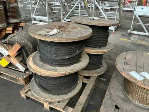 Stahldraht auf einer Rolle (4x)