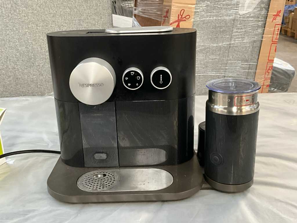 Coffee machine NESPRESSO Expert Milk C85 and miscellaneous