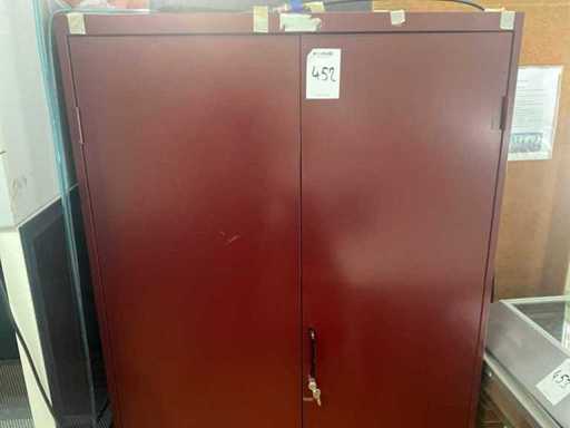 Schrank mit Inhalt