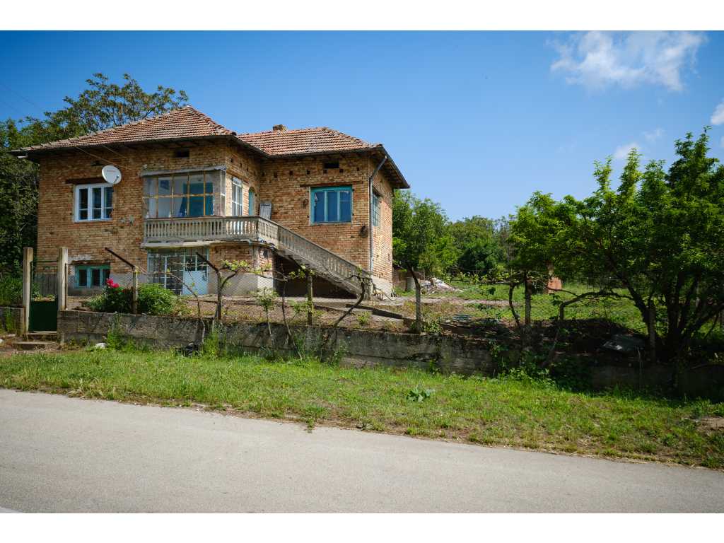 2-storey house, 1.597 m2 of land and outbuildings in Galovo - Bulgaria