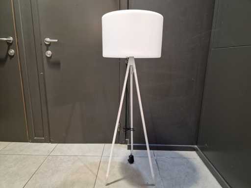 Modèle de lampe de jardin Life : un modèle blanc à trois pattes haut avec LED RGB 