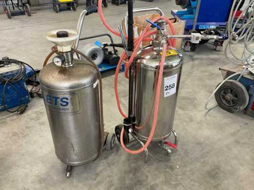 Foam tank (2x)