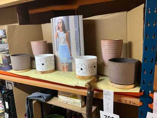 Various flower pots (15x), façade accessories and gift items