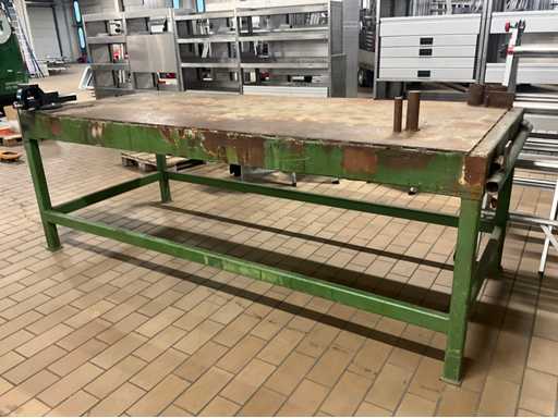 Werkbank mit Schraubstock