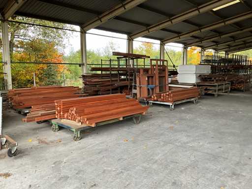 Gran stock de madera y material laminado