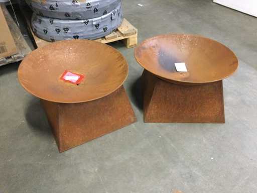 Boluri de foc de culoarea ruginii. (2x)