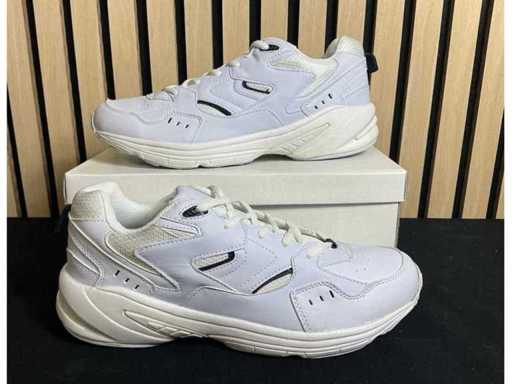 Partie Schuhe in verschiedenen Größen