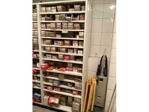 Armoire avec contenu : vis, baguettes, ancrages de boulons
