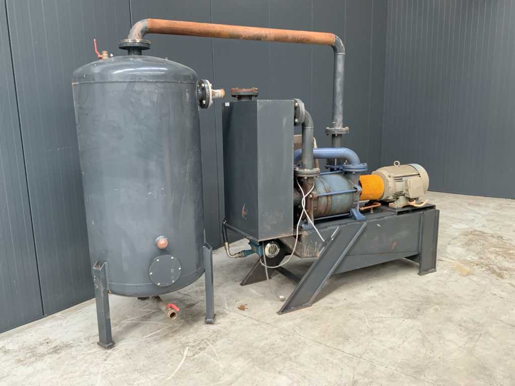 Vacuum pump installation with high pressure tank