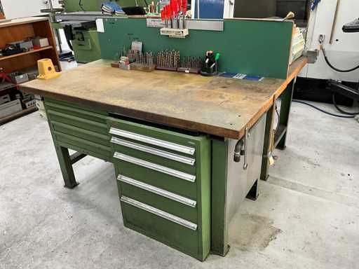 Werkbank mit verschiedenen Werkzeugen