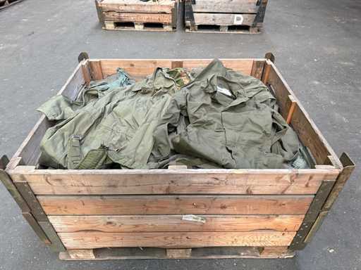 Charge verschiedener Armeebekleidung