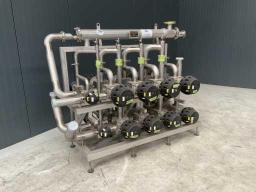 Collettore in acciaio inox con scambiatore di calore tubolare e valvole inutilizzate