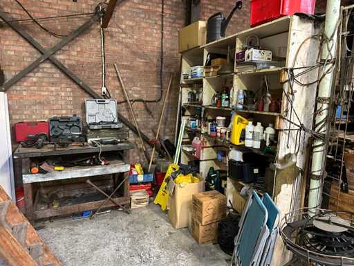 Werkbank en kast met inhoud