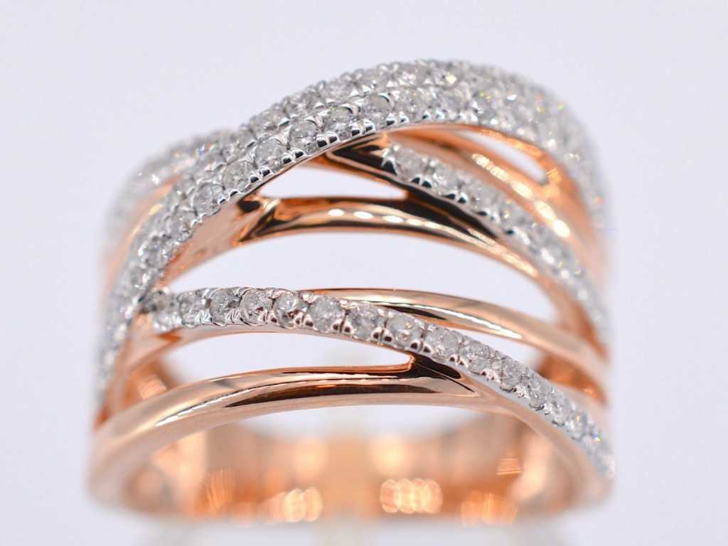 Ring im Design Roségold mit Diamanten
