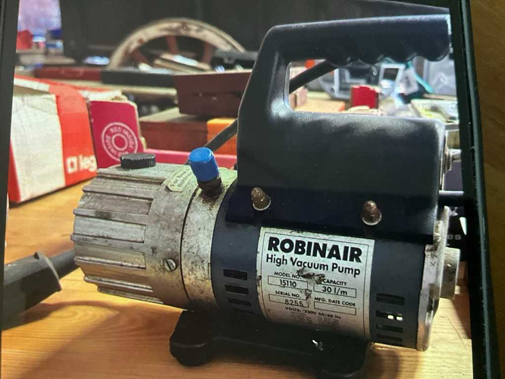 2 different vacuum pumps ROBINARY, VACUMASTER
