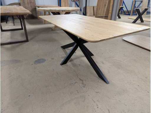 Eetafel oak round corners. 180 x 90 x 76cm. Metal spider leg