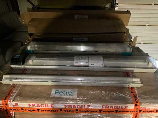 Série de luminaires fluorescents à Pétrel