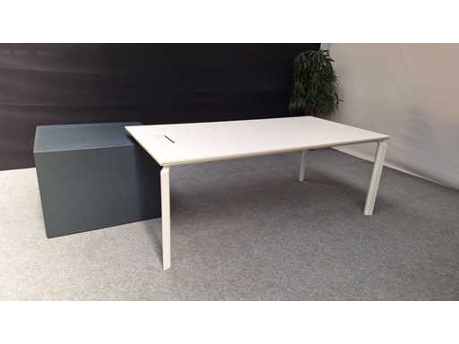 Bureau met dossierkast