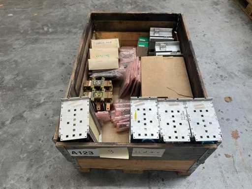 Partia przemysłowych komponentów elektrycznych (zasilacze, moduły i części)