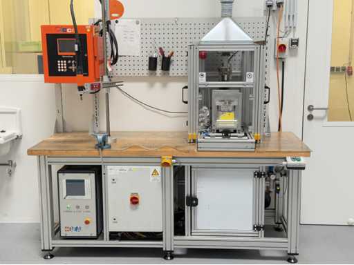 Banco da lavoro con attrezzature di test e assemblaggio