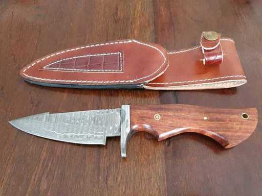Damascus hunting knife – unique and robust
