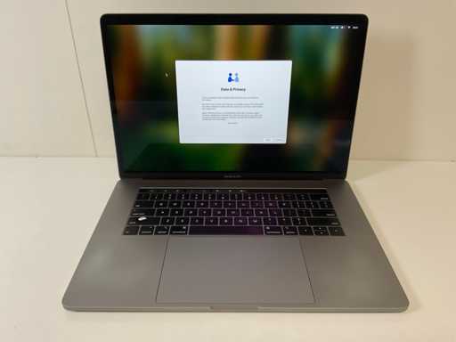 Apple MacBook Pro 15.4", Core(TM) i7 8ª generazione, 32 GB RAM, 256 GB NVMe, AMD Radeon Pro 555X 4GB