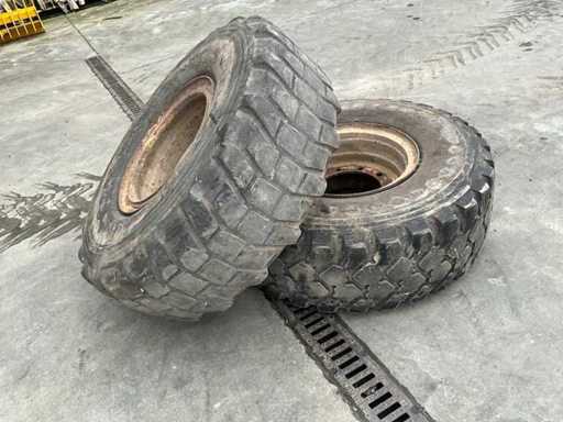 Michelin-Lkw-Reifen mit Felge (2x)