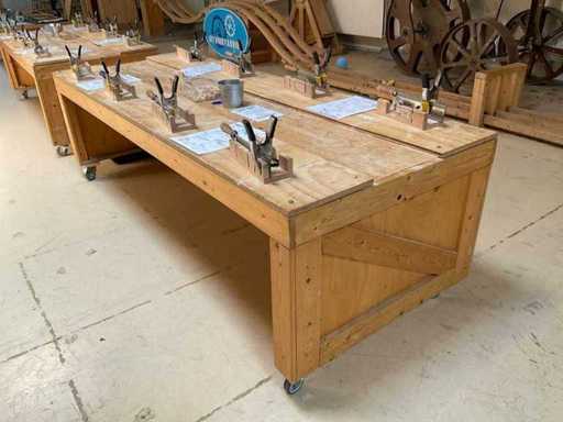 Mobile work table with 8x mitre box and saw