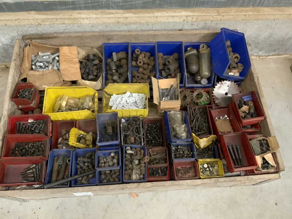 Batch of fasteners and miscellaneous