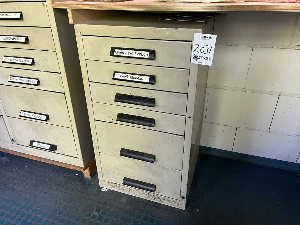 Drawer cabinet with equipment