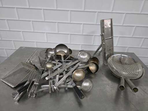 Lot de divers ustensiles de cuisine en acier inoxydable