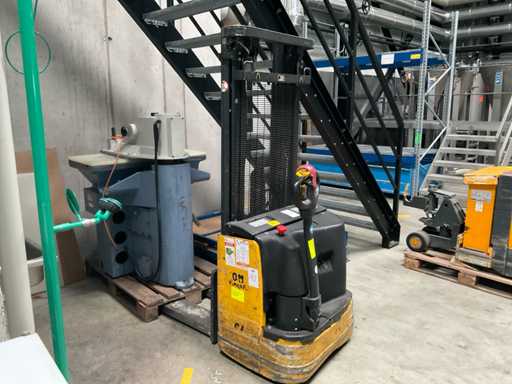 2002 OM Pimespo CL 12/4305 hochelektrischer Paletten-Lifter